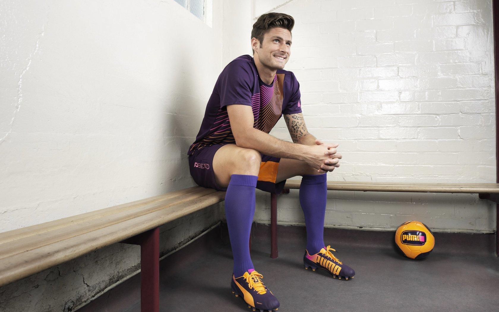 曼城铁卫怒斥争议判罚,巴恩斯冲撞门将疑云,英超争冠天平再起波澜